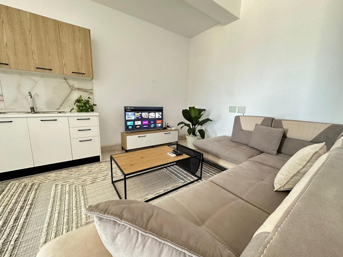 Perla Luxury Apartment - Private Patio & Parking Vlore Exterior photo