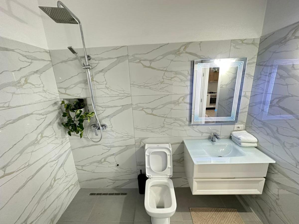 Perla Luxury Apartment - Private Patio & Parking Vlore Exterior photo