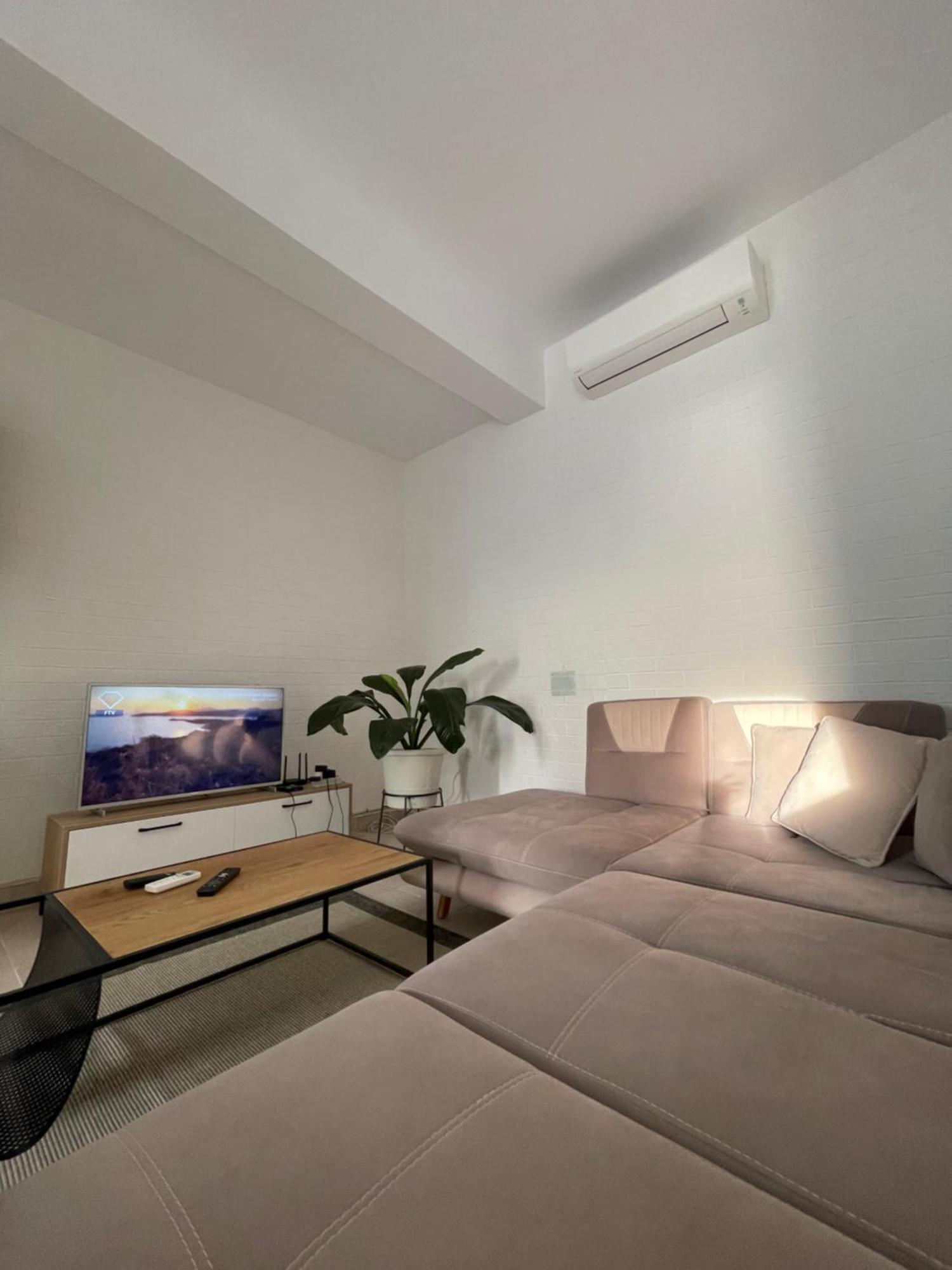 Perla Luxury Apartment - Private Patio & Parking Vlore Exterior photo